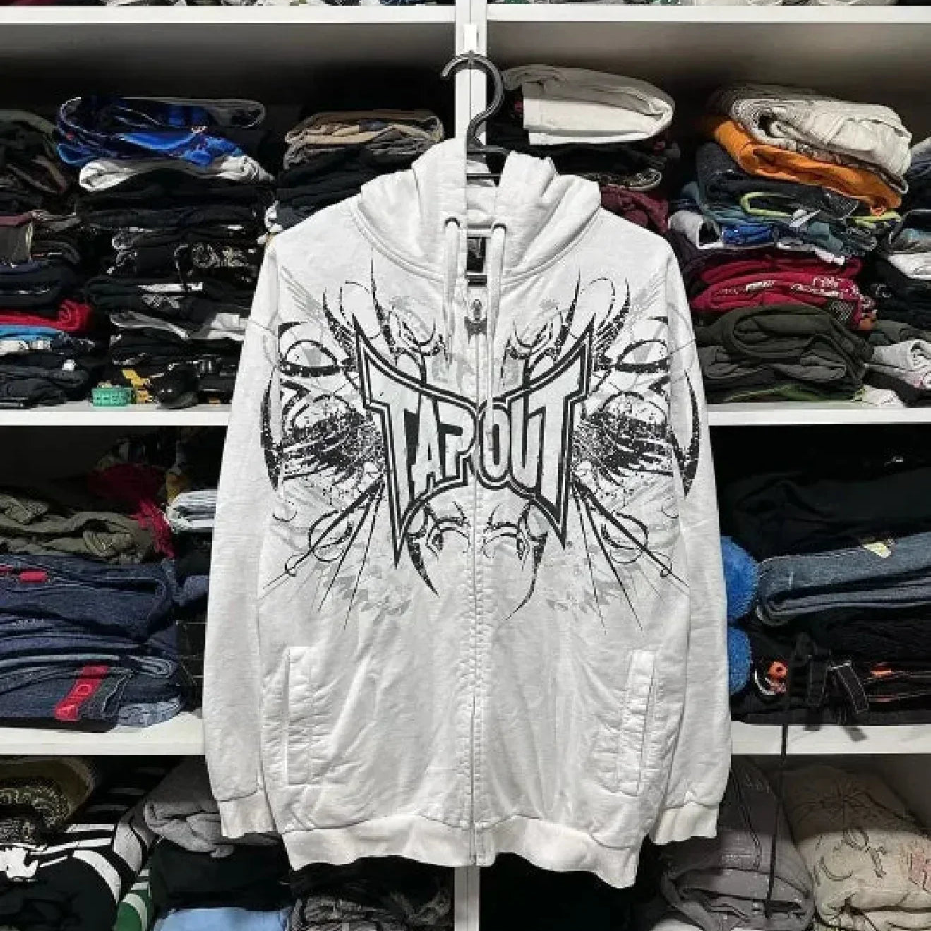 Sudadera con capucha oscura con estampado antiguo