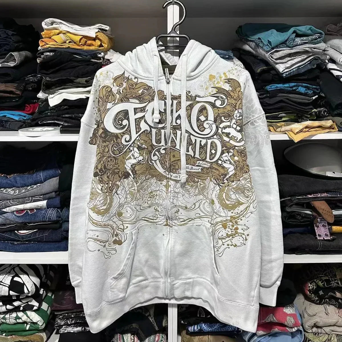 Sudadera con capucha oscura con estampado antiguo