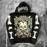 Sudadera con capucha bordada con diseños de dibujos animados oscuros.