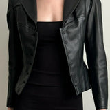 Chaqueta de cuero corta y ajustada con cuello oscuro con muescas.