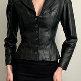 Chaqueta de cuero corta y ajustada con cuello oscuro con muescas.