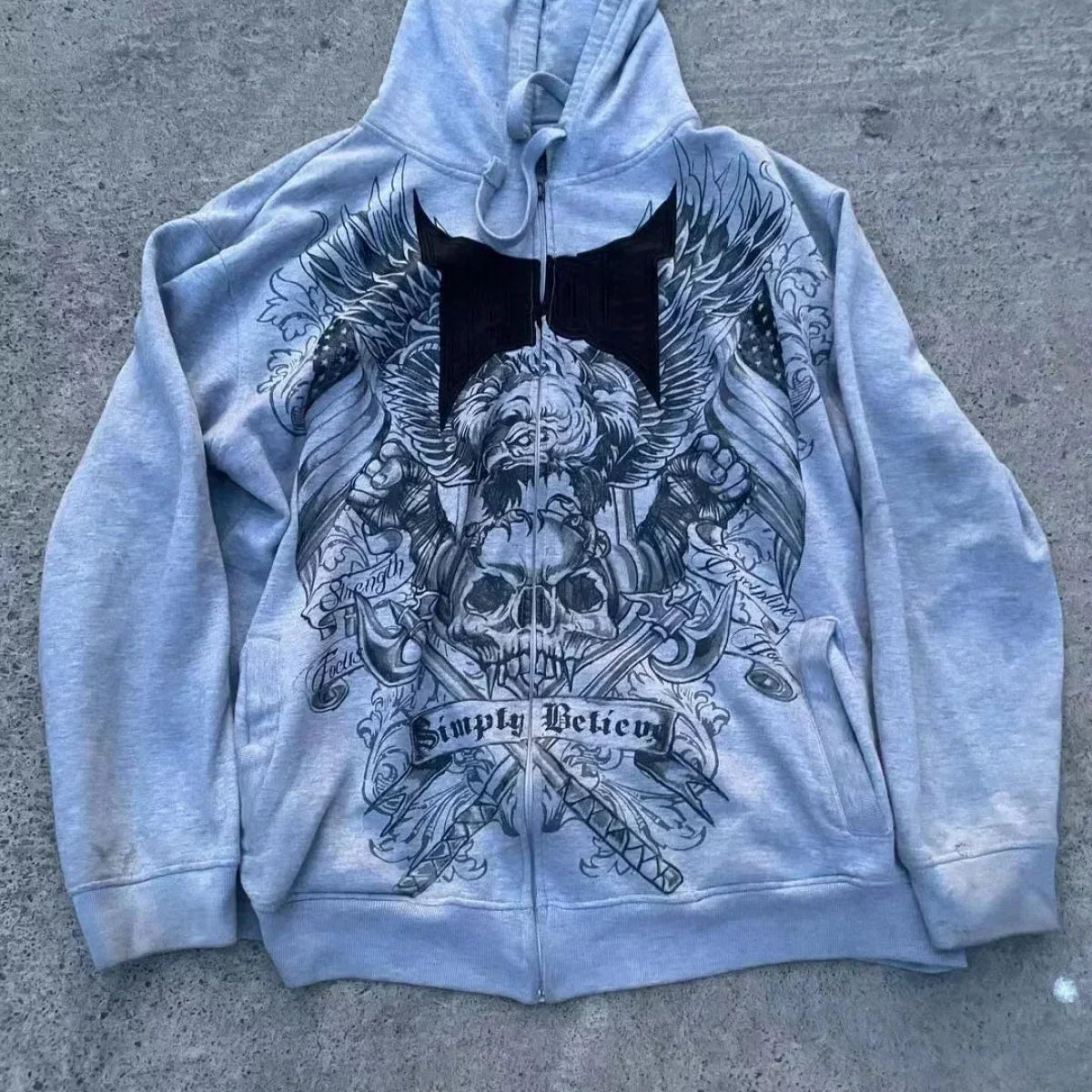 Sudadera con capucha y cremallera gris oscuro con estampado de calavera
