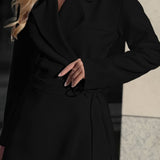 Elegante blazer ajustado de cintura alta con pajarita