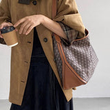 Chaqueta de ante a cuadros marrones con cuello alto