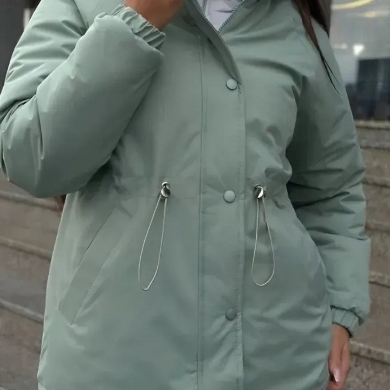Chaqueta deportiva de ocio y exterior con cintura ajustable con cordón, ideal para montañismo y actividades al aire libre.