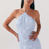 Vestido de noche sin espalda con lentejuelas y encaje.