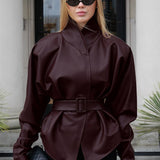 Gabardina de cuero con cuello alto
