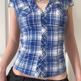 Blusa de cuadros británicos, escote en pico con volantes y mangas abullonadas