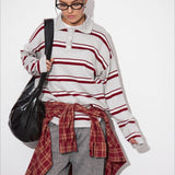 Blusa de rayas con mangas largas y cuello casual.