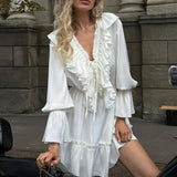 Vestido corto de gasa con escote en pico y mangas acampanadas