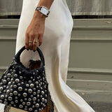 Vestido largo sexy de satén con espalda baja, adornado con encaje y paneles, corte entallado.
