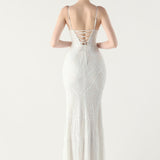 Vestido maxi sirena con lentejuelas y tirantes cruzados, escote en pico.