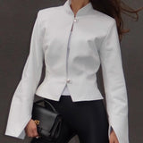 Chaqueta de cuero ajustada con cuello alto
