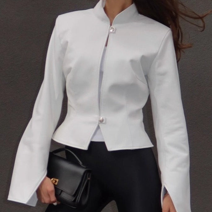 Chaqueta de cuero ajustada con cuello alto