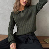 Blusa holgada con cuello polo jacquard y mangas largas.