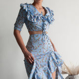 Conjunto de dos piezas: falda midi con estampado floral azul claro, abertura y volantes