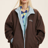 Chaqueta reversible con cuello alto y bloques de color.