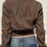 Chaqueta utilitaria con cinturón y bolsillos con cremallera.