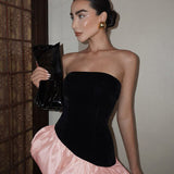Elegante minivestido sin tirantes con paneles de terciopelo y un fruncido abullonado.