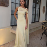 Elegante vestido largo con tirantes tipo chal y cinturón liso.