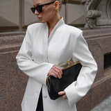 Blazer minimalista y casual entallado con cintura ceñida.