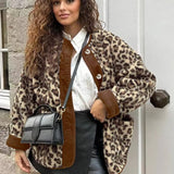 Chaqueta cálida de cuello redondo en polar con estampado de leopardo y paneles de sherpa.
