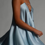 Vestido de noche sexy con detalle de cadena y espalda abierta pronunciada.