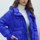 Chaqueta acolchada de colores brillantes con cuello alto.