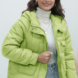 Chaqueta acolchada de colores brillantes con cuello alto.