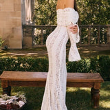Elegante vestido largo con hombros descubiertos, mangas acampanadas de encaje y cola.