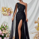 Vestido de noche con paneles de malla con lentejuelas.