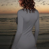 Minivestido sexy ajustado con mangas largas y escote pronunciado, adornado con volantes y tirantes finos.