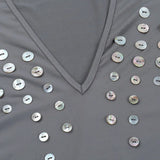 Minivestido sexy ajustado con mangas largas y escote pronunciado, adornado con volantes y tirantes finos.