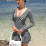 Minivestido sexy ajustado con mangas largas y escote pronunciado, adornado con volantes y tirantes finos.