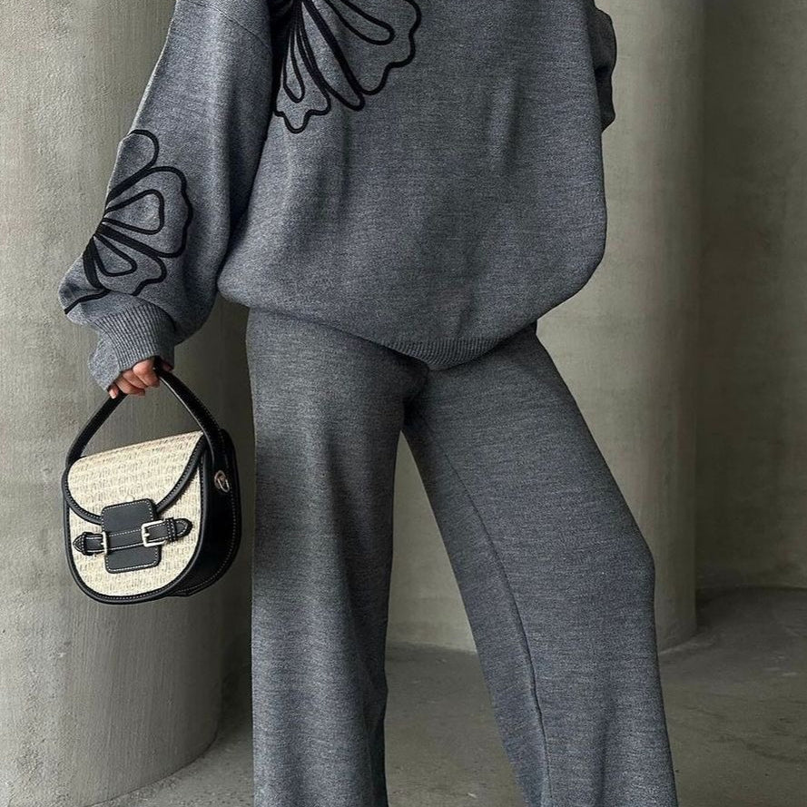 Conjunto casual de dos piezas: jersey de punto con cuello redondo y pantalón.