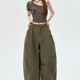 Pantalón cargo de mezclilla recto y de pierna ancha.