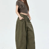 Pantalón cargo de mezclilla recto y de pierna ancha.