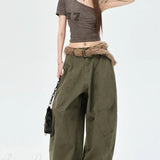 Pantalón cargo de mezclilla recto y de pierna ancha.