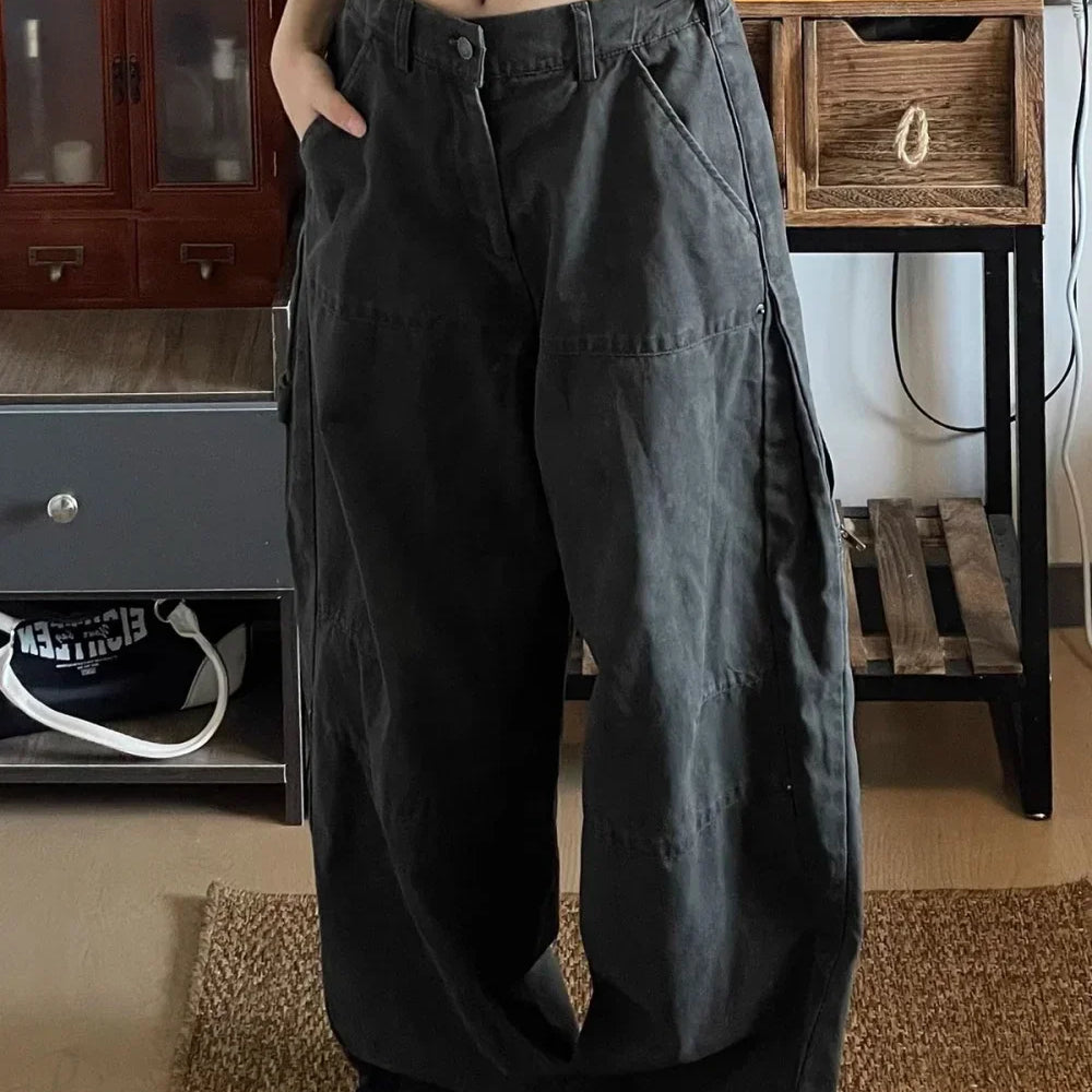 Pantalones cargo de pierna ancha en denim descolorido y desgastado