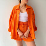 Conjunto de dos piezas para mujer: camiseta de manga corta, pantalón corto con cintura elástica, tejido ligero y cómodo.