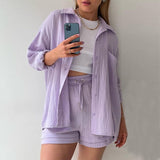 Conjunto de dos piezas para mujer: camiseta de manga corta, pantalón corto con cintura elástica, tejido ligero y cómodo.