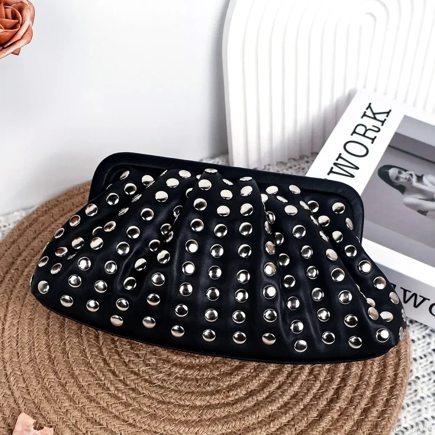 Clutch de diseñador negro con remaches