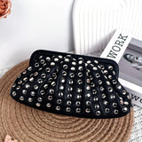 Clutch de diseñador negro con remaches