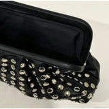 Clutch de diseñador negro con remaches