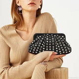 Clutch de diseñador negro con remaches