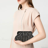 Clutch de diseñador negro con remaches