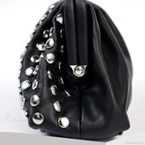 Clutch de diseñador negro con remaches