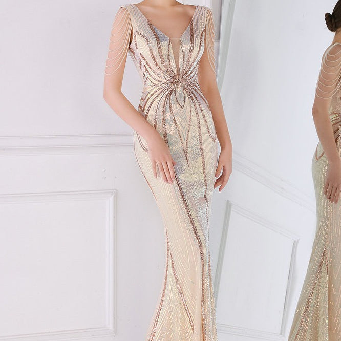 Vestido de noche sirena con lentejuelas y cuentas florales.