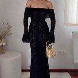 Elegante vestido largo con hombros descubiertos, mangas acampanadas de encaje y cola.