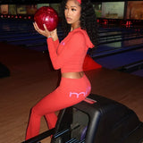 Conjunto de dos piezas: sudadera corta con capucha y estampado de letras y pantalones ajustados.